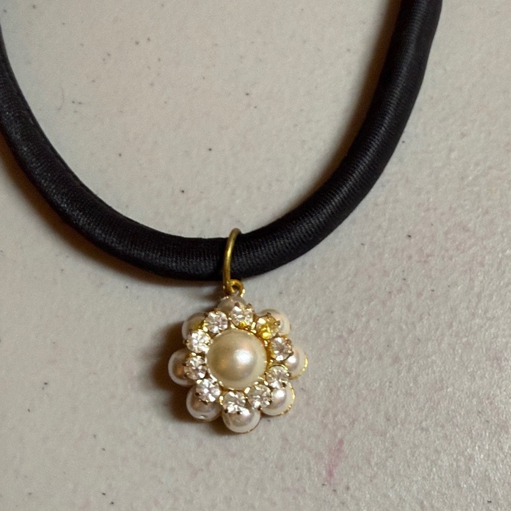 Elegant Rhinestone and Pearl Flower Pendant Choker Necklace